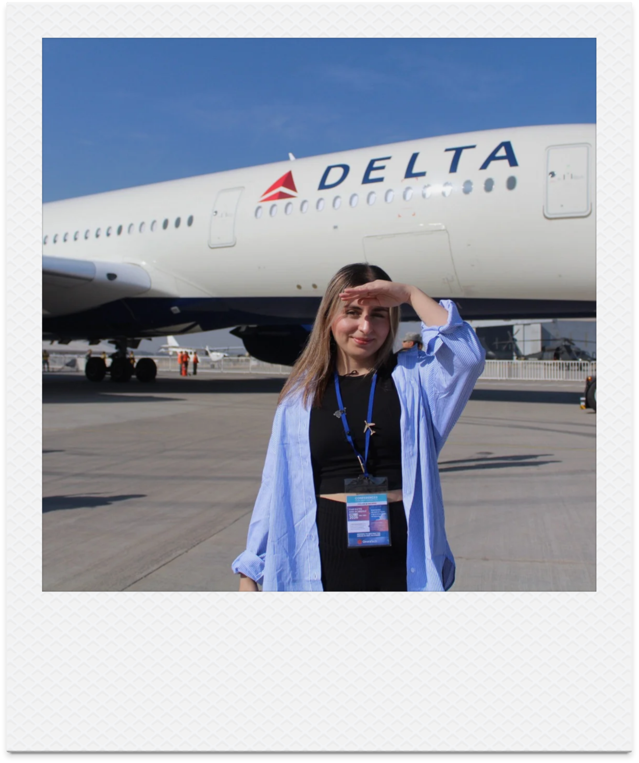 Javiera frente a avión Delta