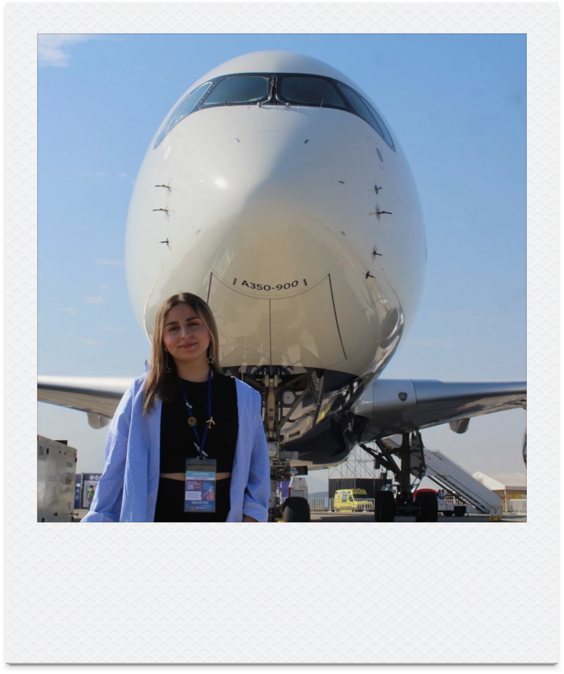 Javiera junto a Airbus A350